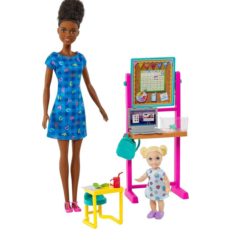 Barbie Careers Teacher Playset – Brunette Fashion Doll with Blonde Toddler, Furniture & Accessories مجموعة باربي المعلمة – دمية باربي السمراء مع تلميذة صغيرة شقراء وأثاث وإكسسوارات تعليم