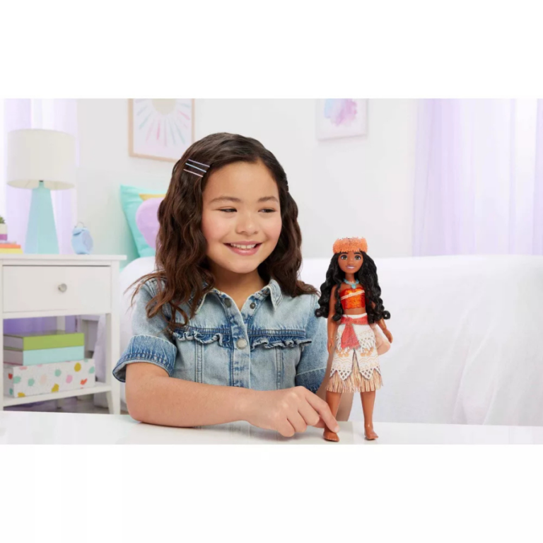Disney Princess Moana Fashion Doll دمية الأميرة موانا من ديزني – بإطلالة الفيلم الأصلية وإكسسوارات مميزة
