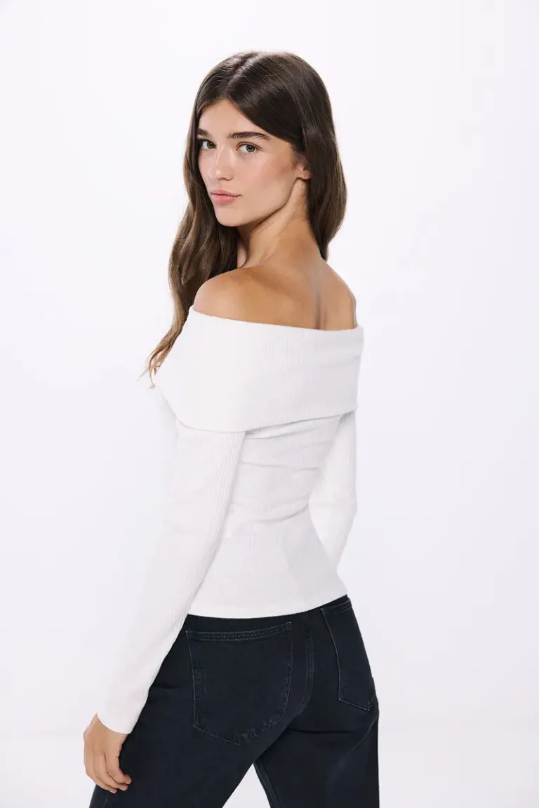 Off-shoulder ribbed t-shirt