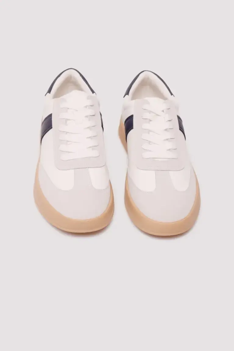 Casual dress sneaker