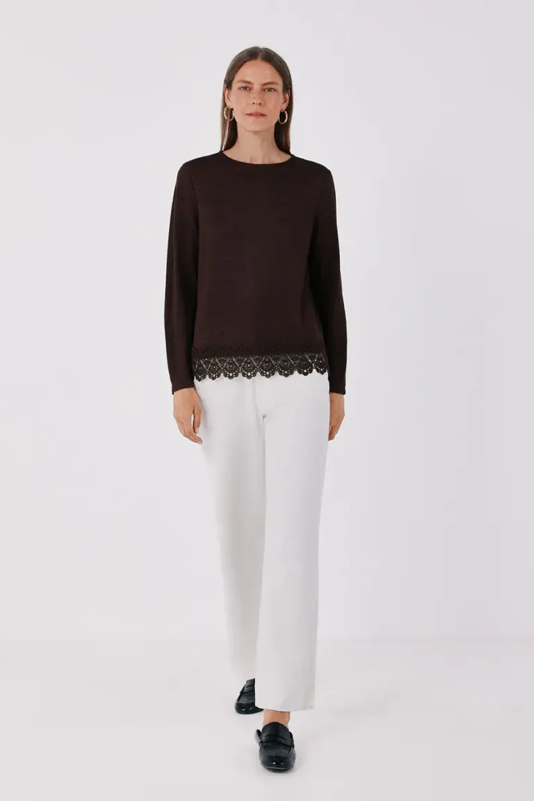 Basic T-shirt with guipure lace at the hem